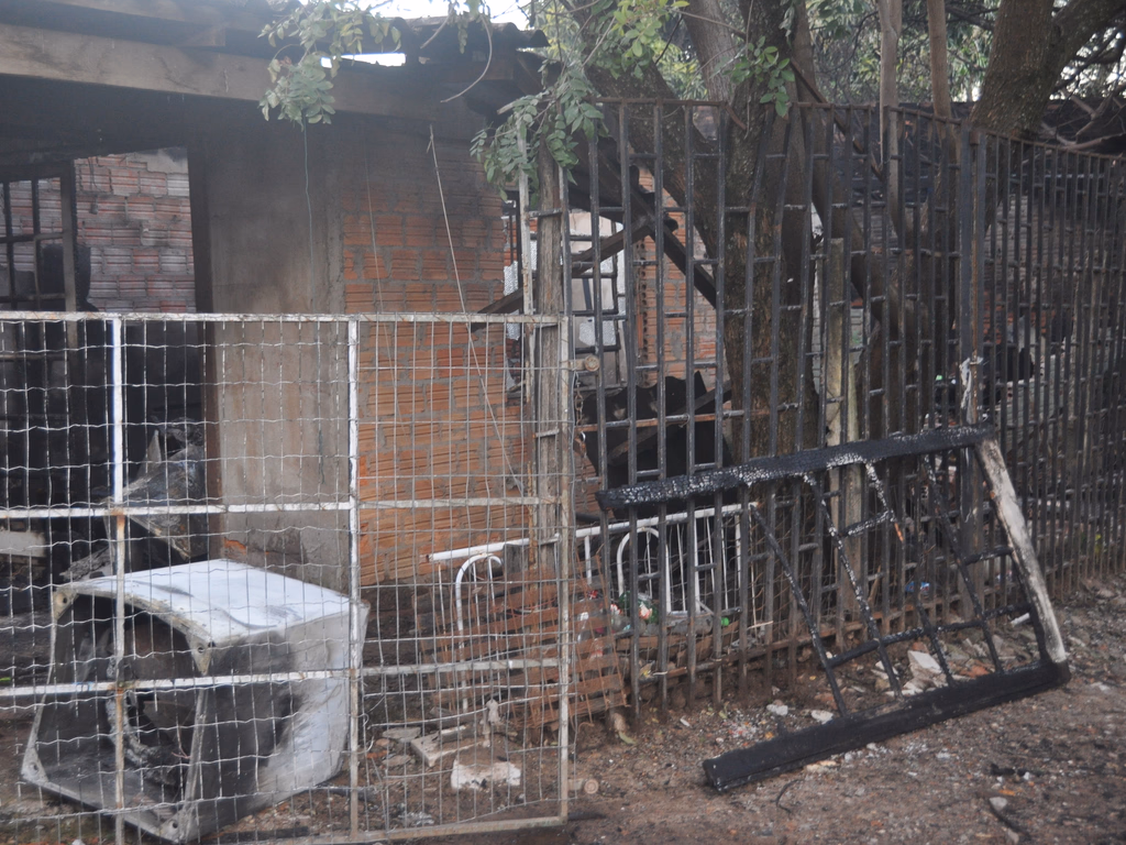 Incêndio destrói casa e deixa uma vítima fatal no bairro Bela Vista