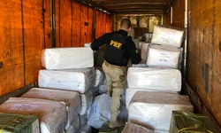 PRF apreende caminhão com placas de Uruguaiana em Itaqui