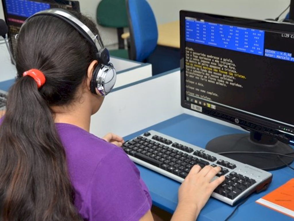 Pessoas com deficiências visuais podem solicitar leitura em tela no Enem