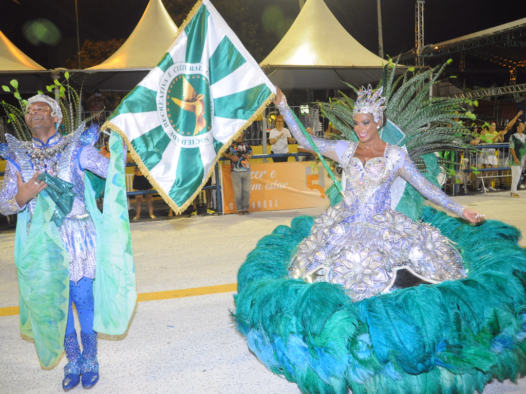Os Rouxinóis leva Onde Mora a Felicidade para avenida