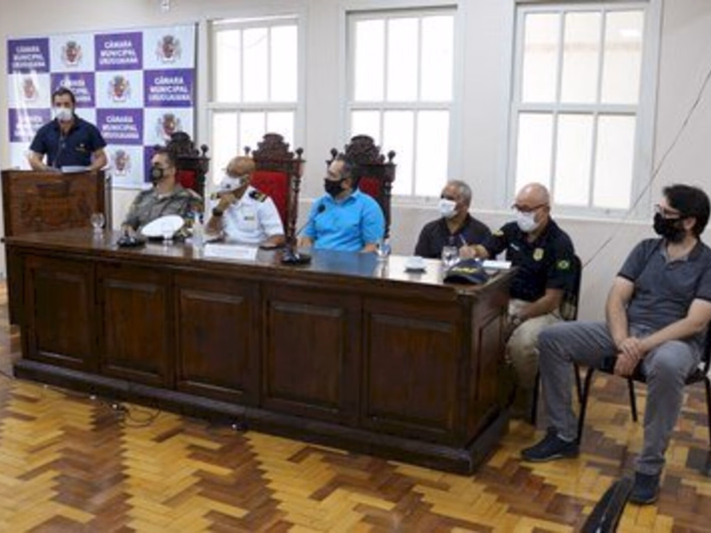 Comissão discute pesca predatória com autoridades e comunidade