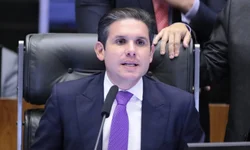 Deputados devem votar na próxima semana projeto de proteção infantil digital