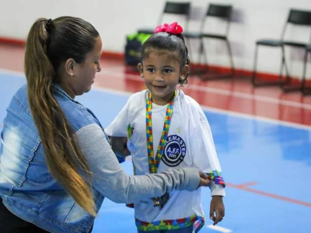Mãe mostra o dia a dia da filha com autismo nas redes sociais