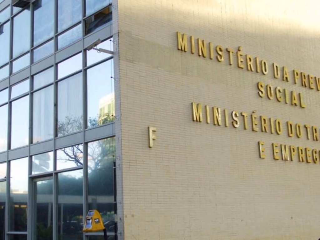 Governo adia regra sobre trabalho em feriados no comércio