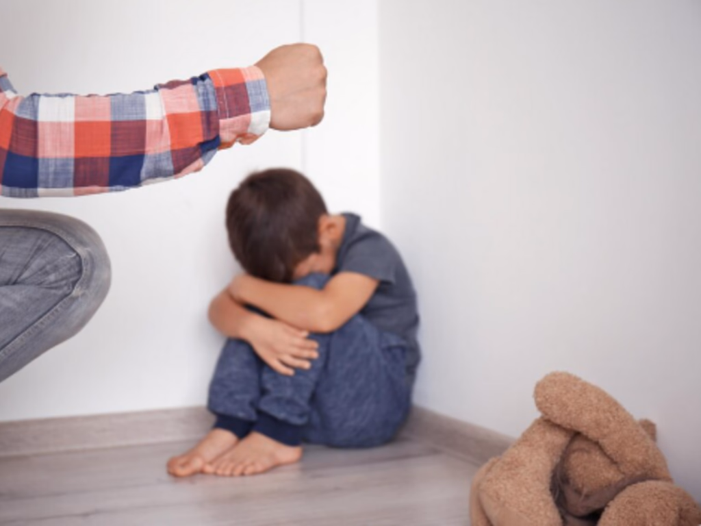 Homem é preso acusado de torturar três crianças