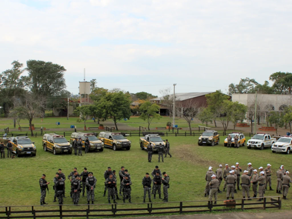 Chuva abre imensa cratera e bloqueia BR-290
