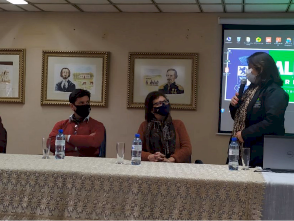 Particularidades do ensino híbrido são discutidas em reunião