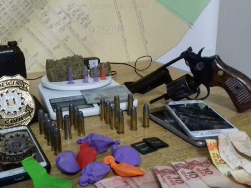 Defrec prende foragido com drogas, arma, dinheiro e documento falso
