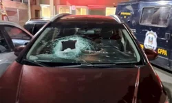 Trio de vândalos ateia fogo na Praça do Barão