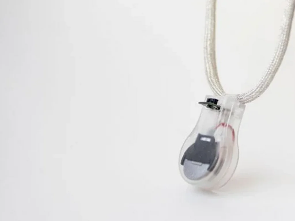 NASA desenvolve colar que ajuda a lembrar de não tocar o rosto