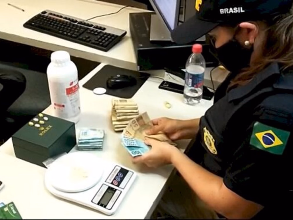 PRF prende homem com ecstasy e quase R$ 20 mil sem origem