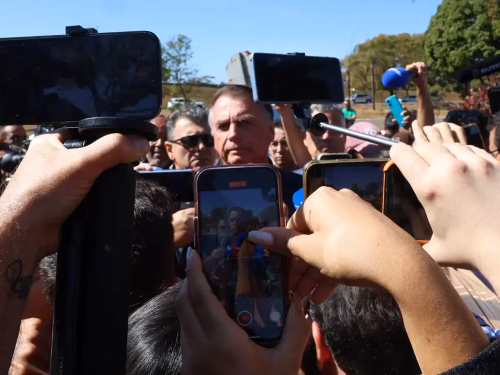 Justiça determina tornozeleira eletrônica e restrição de fim de semana para Bolsonaro