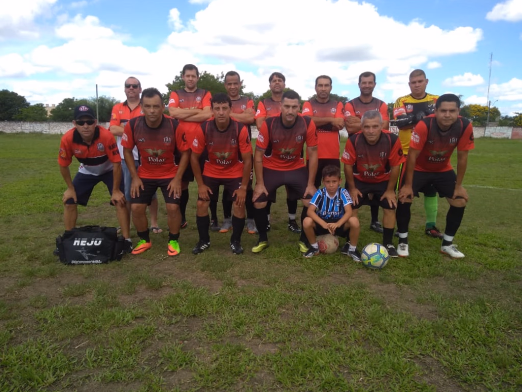 Barcelona vence e assume a liderança isolada