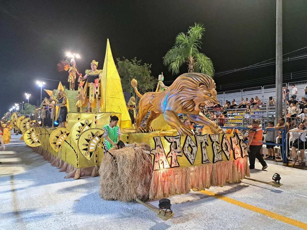 Carro da Apoteose pega fogo após desfiles
