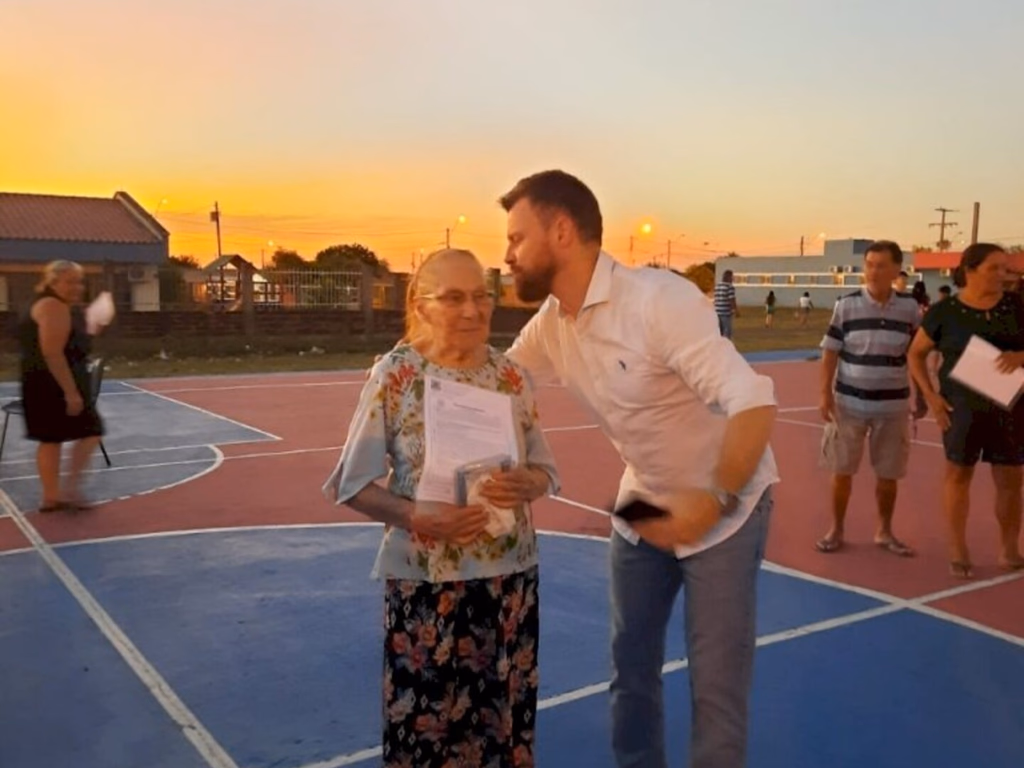 Prefeitura entregou primeiras escrituras aos moradores do João Paulo II