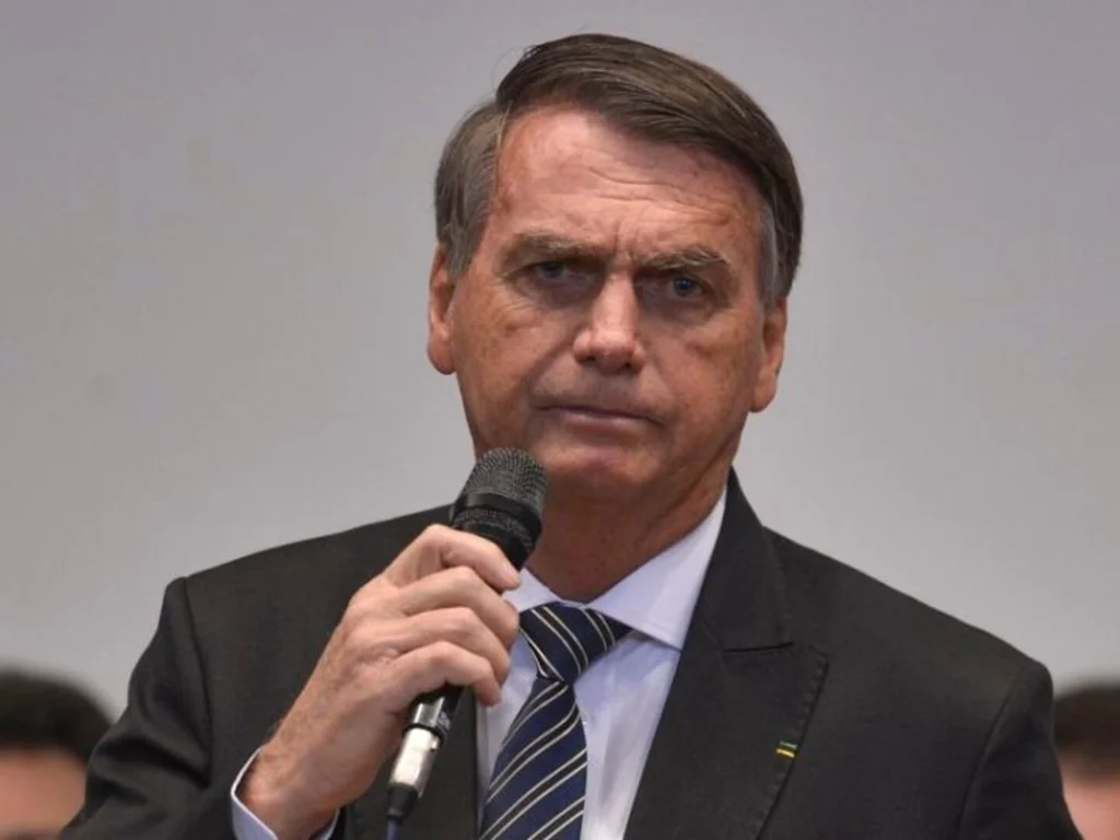 Julgamento é suspenso após MPE pedir condenação de Bolsonaro