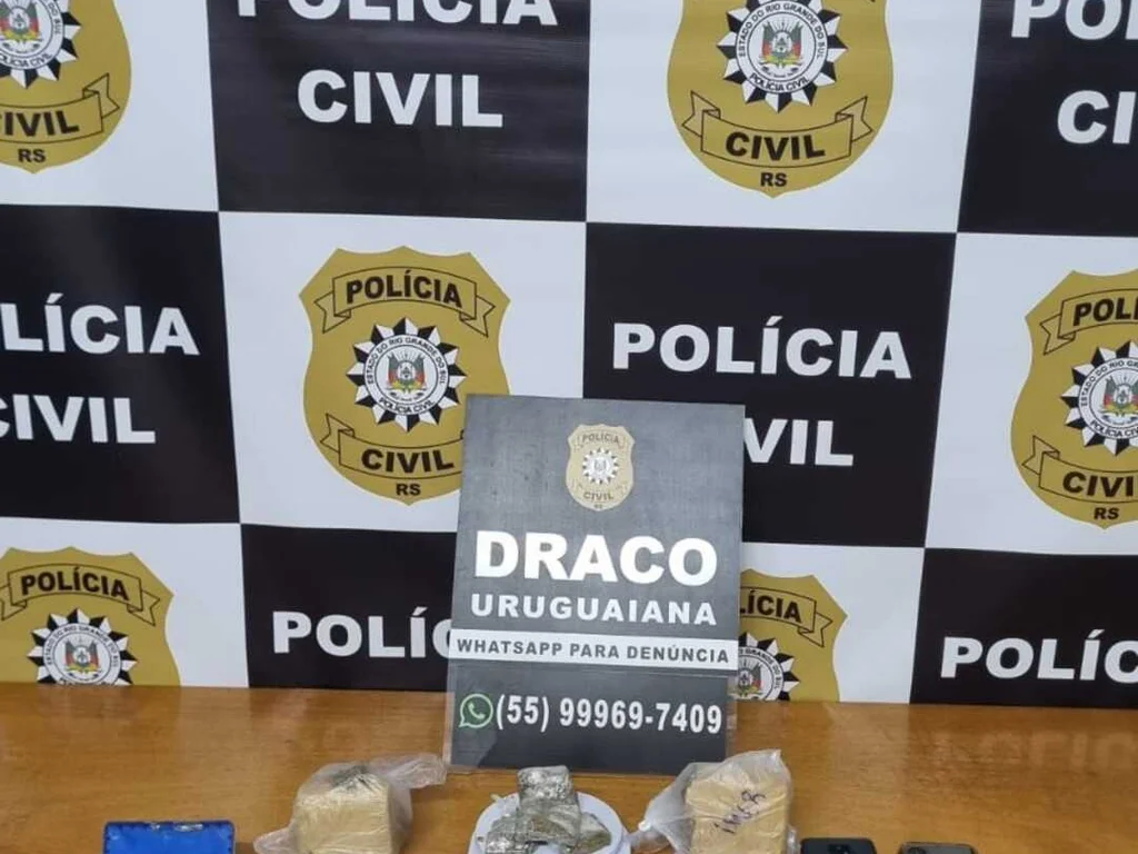 Quatro presos e drogas e munições apreendidas