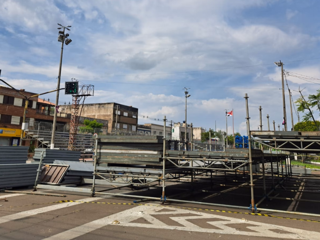 Montagem das arquibancadas causa bloqueios no trânsito