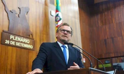 Bolsonaro anuncia auxílio para caminhoneiros autônomos