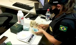 Mulher é presa com mais de 100 papelotes de cocaína