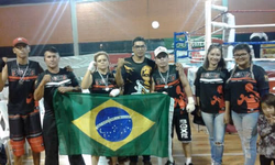 Projeto que oferece aulas gratuitas de futsal para crianças ainda tem vagas