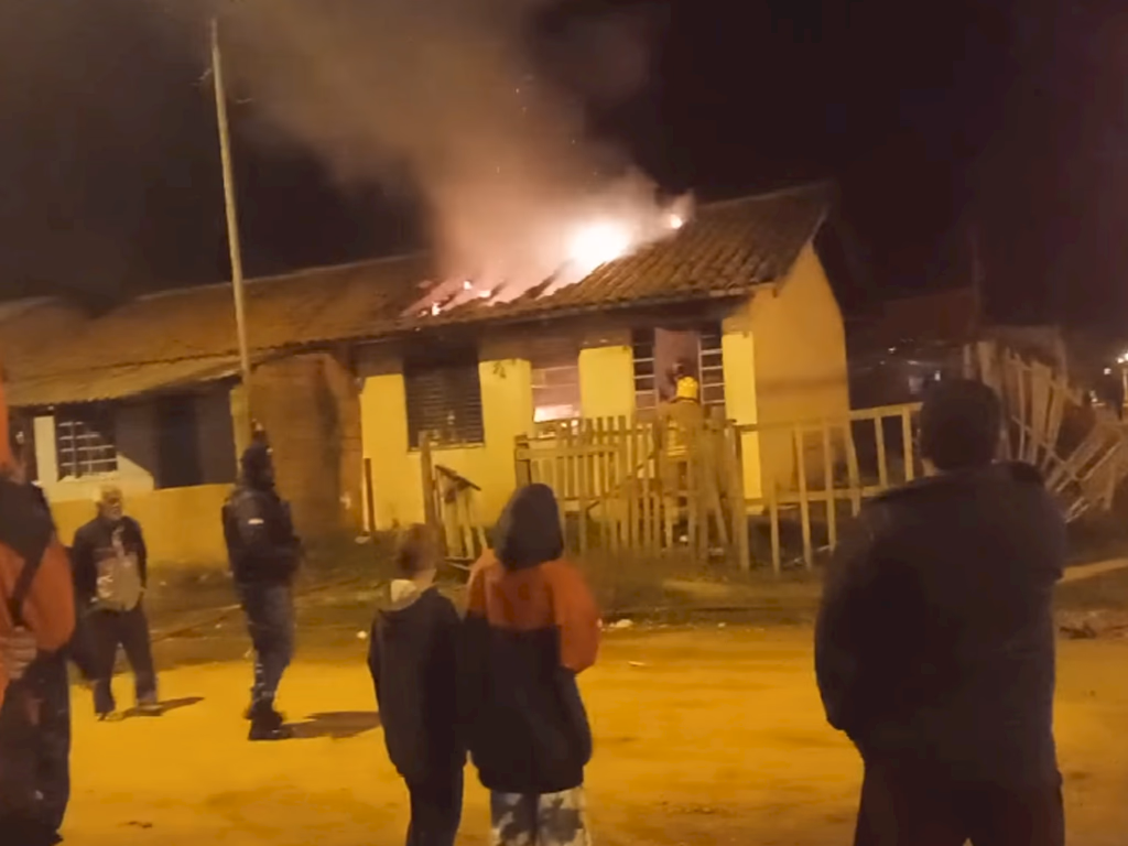 Bombeiros atendem a chamado no Conjunto Habitacional João Paulo II