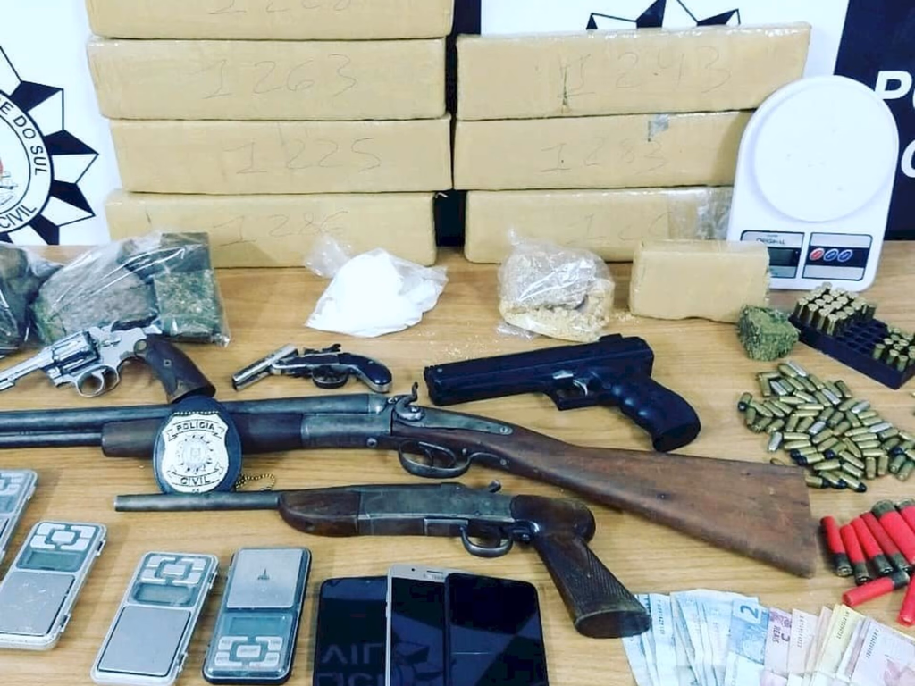 Draco prende irmãos e apreende drogas, armas e munições