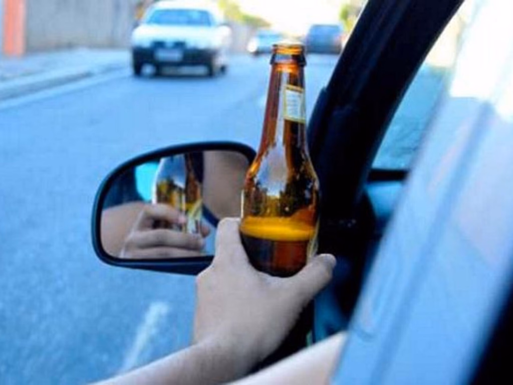 Mulher embriagada é presa depois de causar acidente e fugir