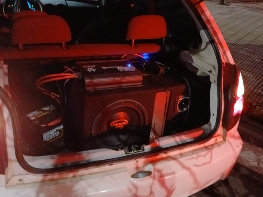 Veículo com som alto é apreendido durante operação no centro