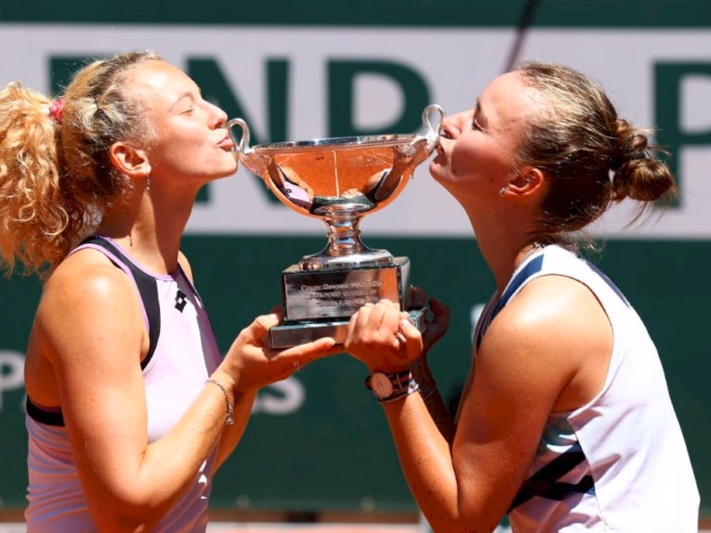 Após vencer em simples, Krejcikova é campeã nas duplas em Roland Garros
