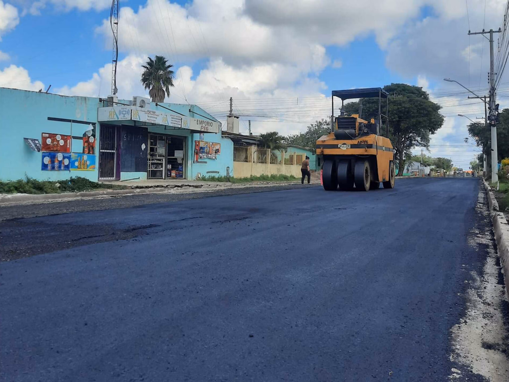 Rua Sarandi, no bairro Prolar, recebe asfaltamento