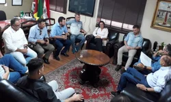 Líder do governo debate sequestros judiciais em reunião com Prefeito