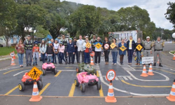 Estudantes recebem instruções educativas de trânsito