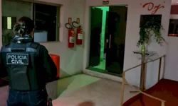 Polícia resgata cachorro abandonado no calçadão