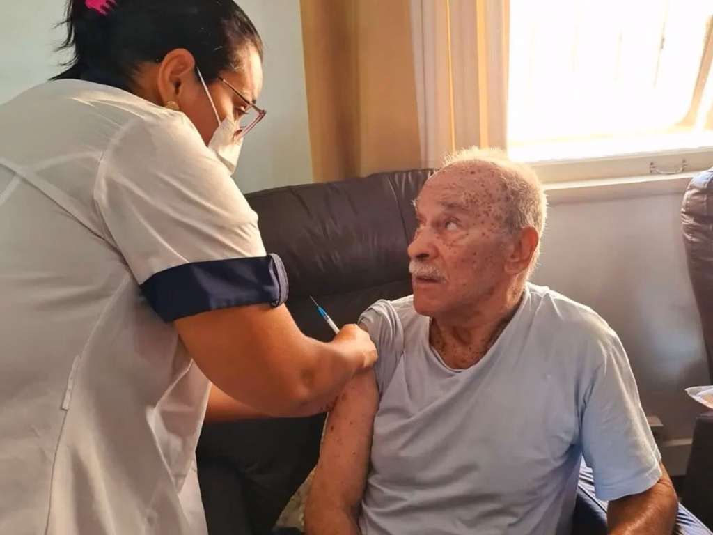 Vacinas bivalentes começam a ser aplicadas nas instituições de longa permanência