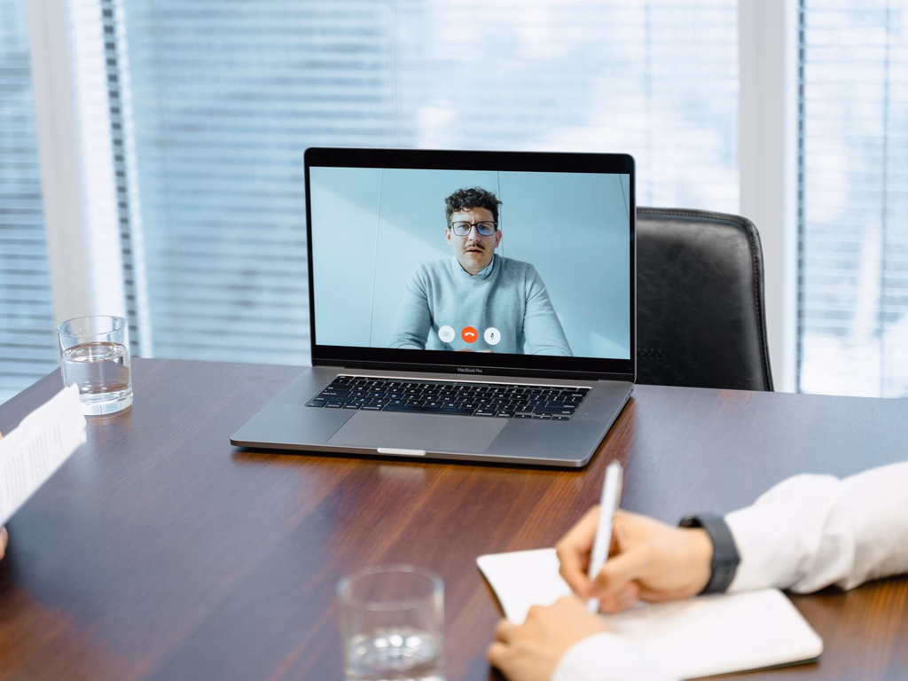 Réu foragido pode participar de audiência por videoconferência