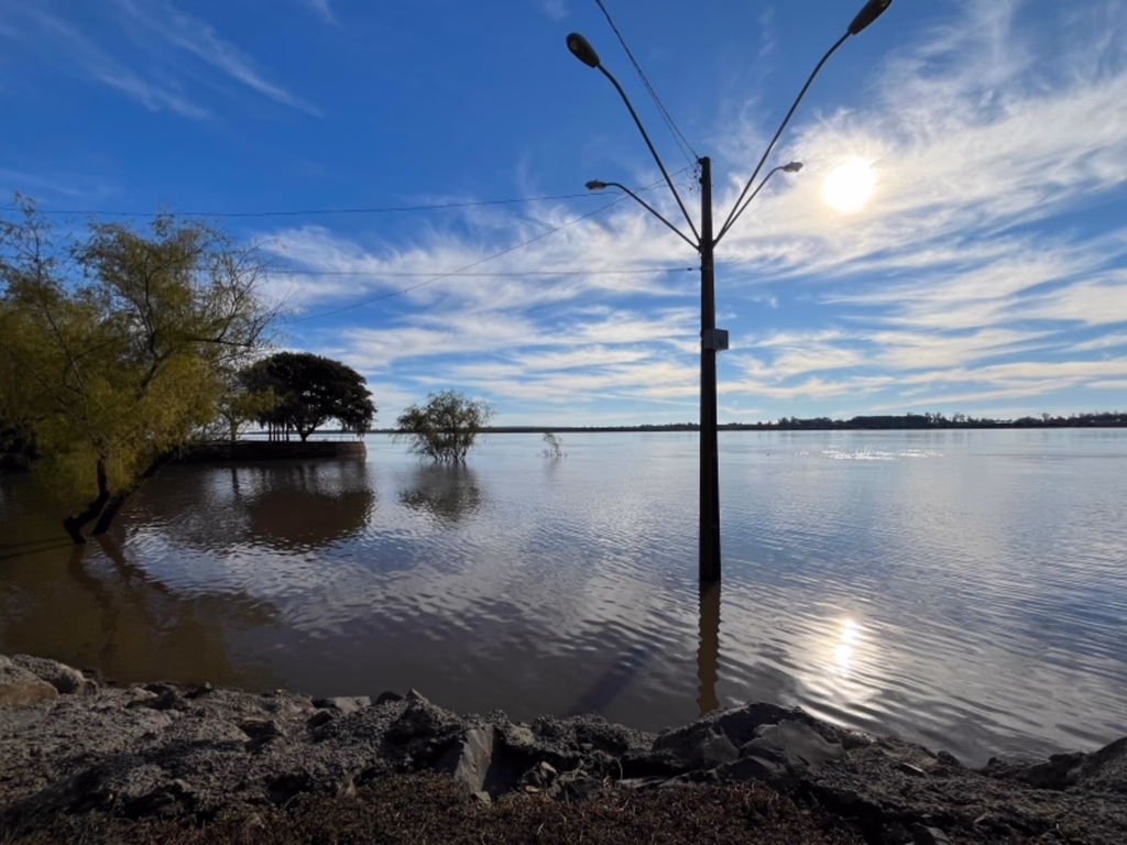 Rio Uruguai recua 66 cm e número de famílias fora de casa também cai