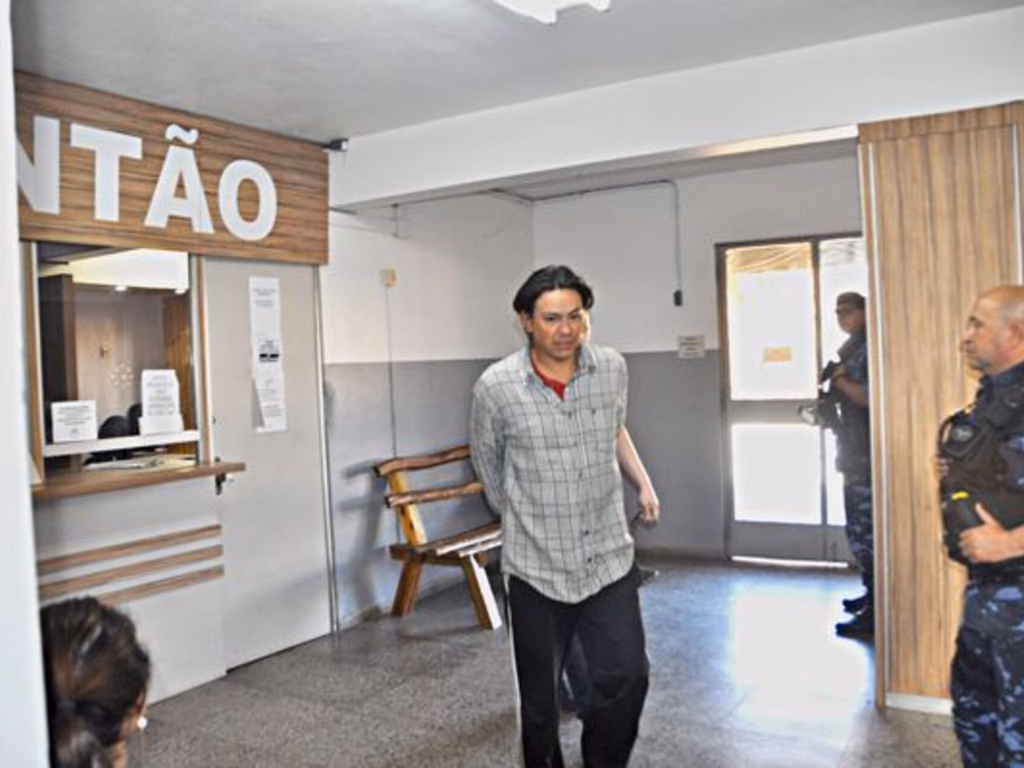 Homem invade casa e esfaqueia mãe idosa e filha