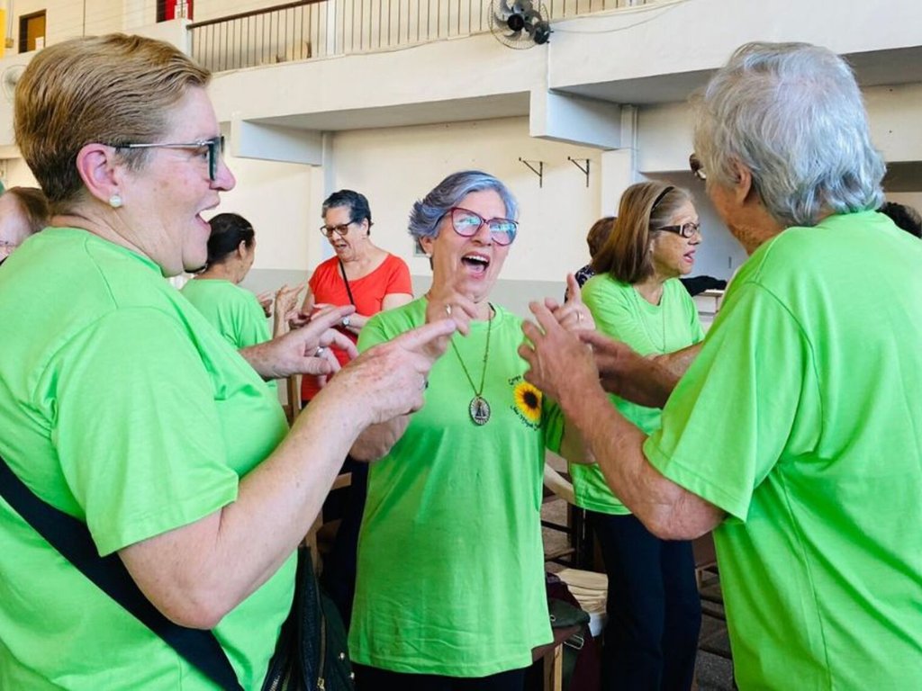 Oficina de arteterapia marca Mês da Pessoa Idosa