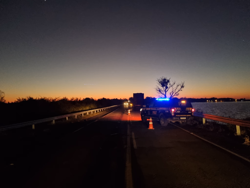 Incêndio em caminhão causa bloqueio parcial na estrada