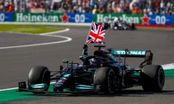 Hamilton vence GP da Inglaterra após acidente com Verstappen