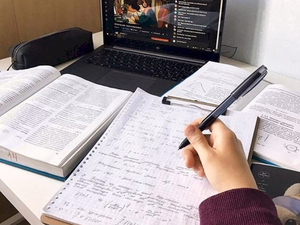 França e Alemanha oferecem cursos, bolsas e residências em plataforma digital