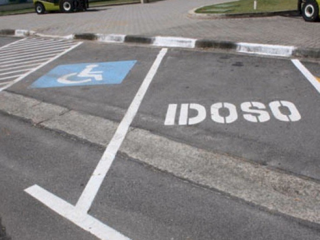 Projeto aumenta multa por estacionar em vaga de deficiente ou idoso