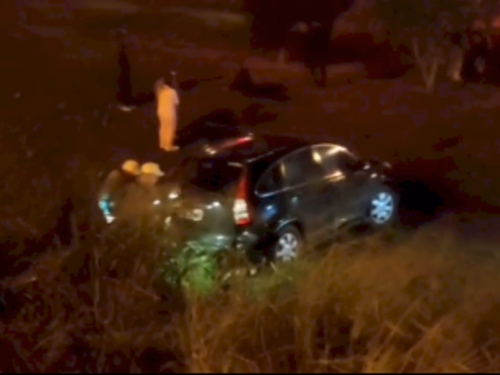 Motoristas ficam feridos em colisão no viaduto