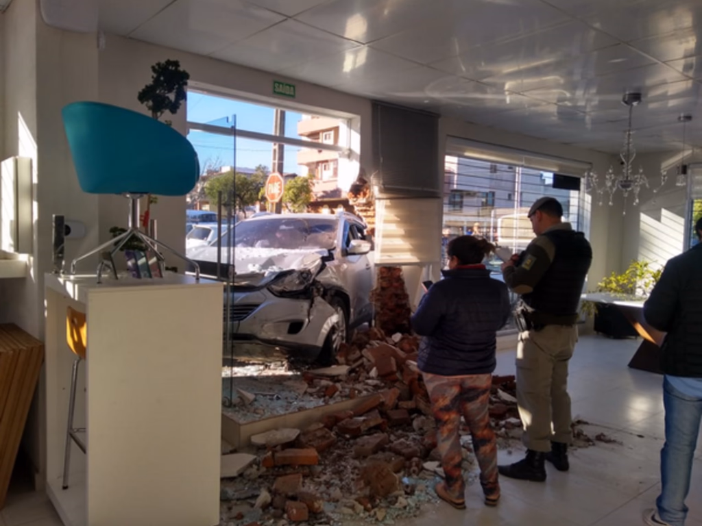 Acidente deixa duas pessoas feridas