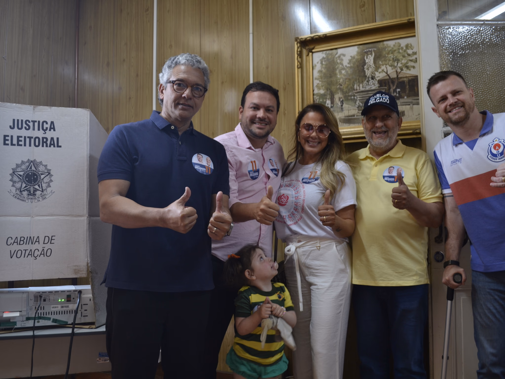 Delgado votou acompanhado da família
