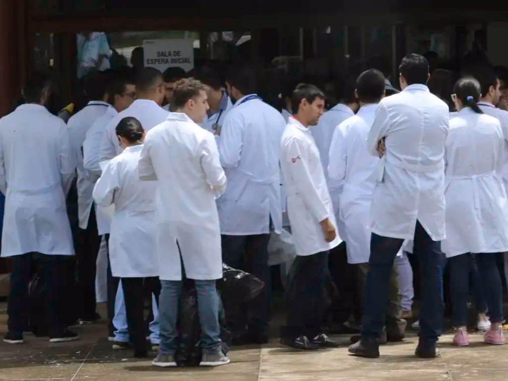 Aprovados no Revalida 2024 devem indicar universidades para revalidação