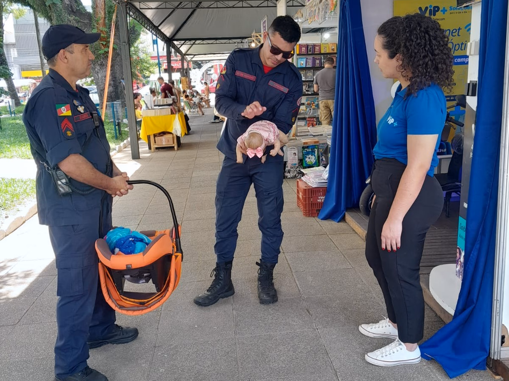 Bombeiros orientam sobre primeiros socorros na Praça do Barão