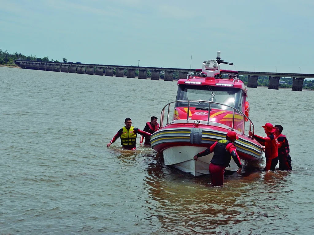 Corpo de Bombeiros realiza treinamento para operações aquáticas