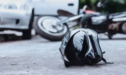 Jovem fica gravemente ferido após colisão entre moto e caminhonete